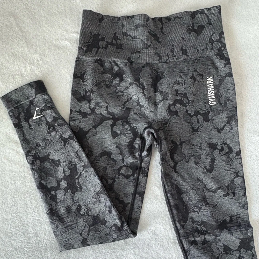 Gymshark Adapt Camo Leggings - Picture 3 of 3